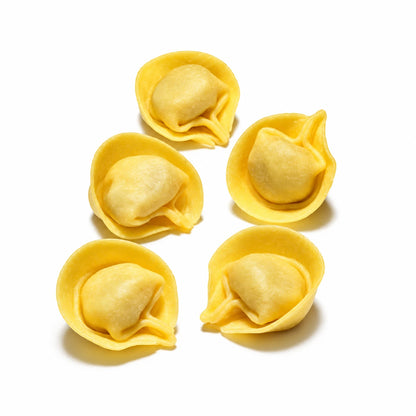 Tortellini Ricotta e Spinaci su fondo bianco