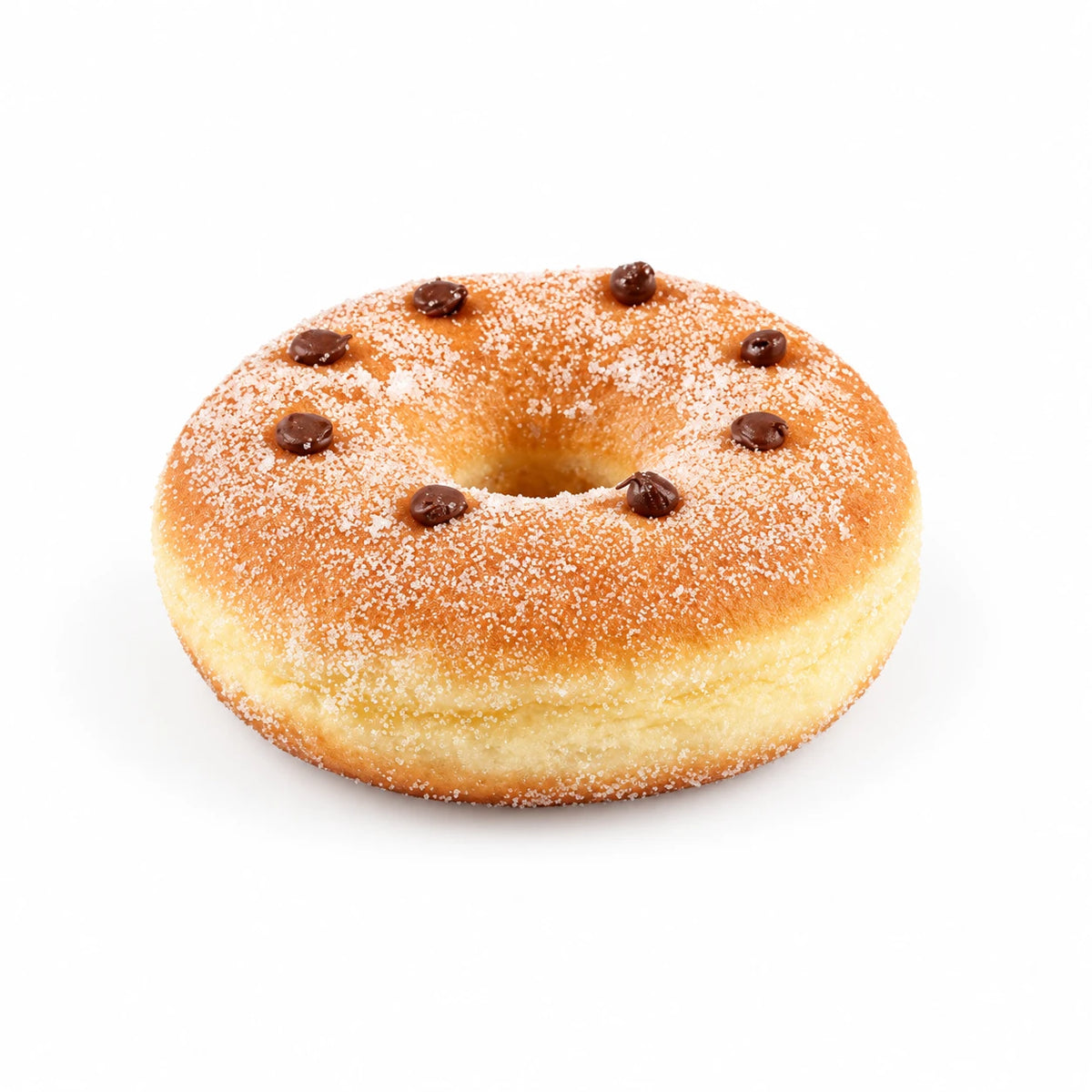Rosquilla XXL de chocolate con azúcar granulado y gotas de chocolate sobre fondo blanco