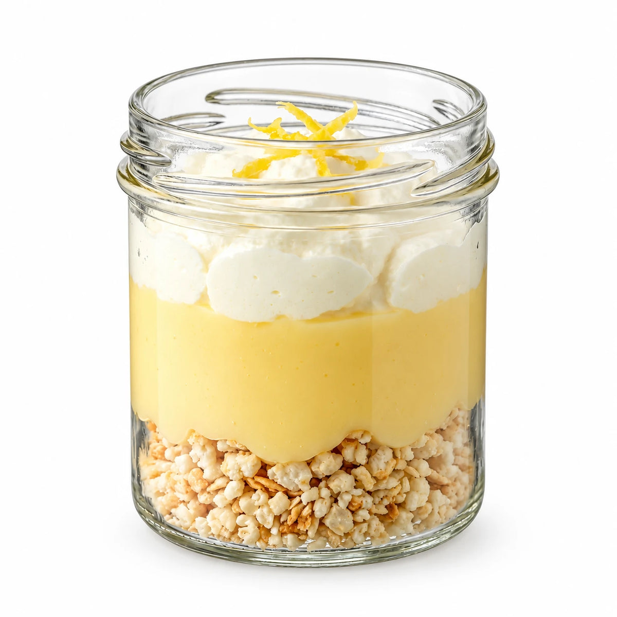 Postre de tarta de limón 80 g en vasito con capas de migas de galleta, crema de limón y nata con ralladura de limón, sobre fondo blanco